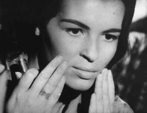 Scena del film "La battaglia di Algeri" - Regia Gillo Pontecorvo - 1966 - Primo piano di un'attrice non identificata