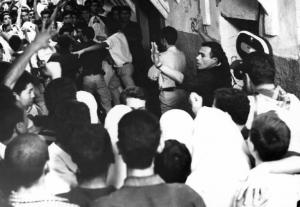 Set del film "La battaglia di Algeri" - Regia Gillo Pontecorvo - 1966 - L'operatore Marcello Gatti dietro la macchina da presa riprende una folla di attori