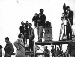 Set del film "La battaglia di Algeri" - Regia Gillo Pontecorvo - 1966 - L'operatore Marcello Gatti dietro la macchina da presa e altri componenti della troupe