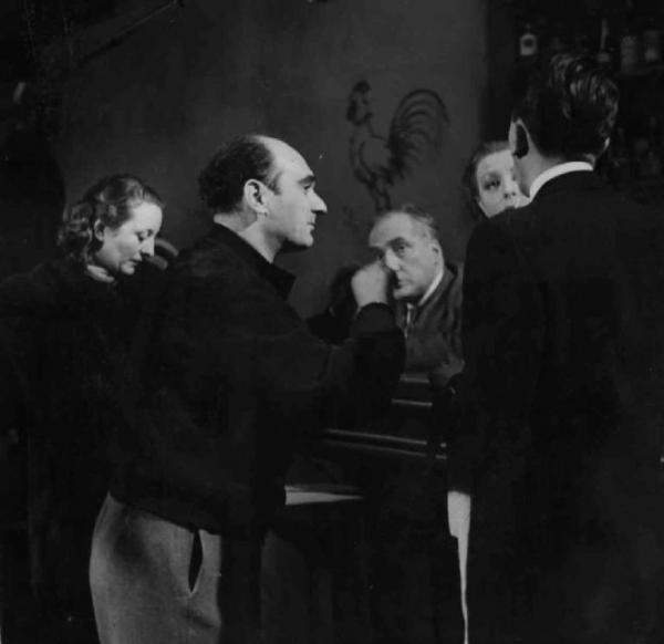 Set del film "Il bazar delle idee" - Regia Marcello Albani - 1941 - Il regista Marcello Albani da indicazioni agli attori