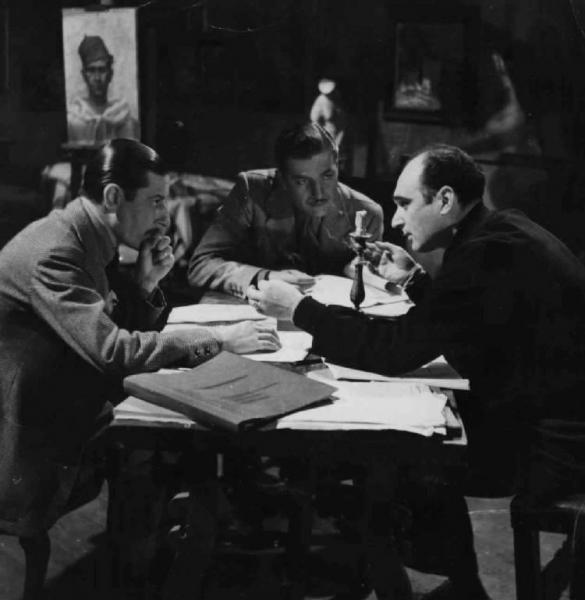 Set del film "Il bazar delle idee" - Regia Marcello Albani - 1941 - Il regista Marcello Albani da indicazioni agli attori Giuseppe Porelli e Claudio Gora