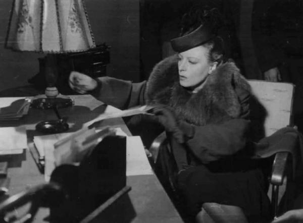 Scena del film "Il bazar delle idee" - Regia Marcello Albani - 1941 - L'attrice Anita Farra