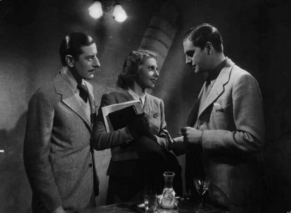 Scena del film "Il bazar delle idee" - Regia Marcello Albani - 1941 - Gli attori Giuseppe Porelli, Licia D'Alba e Claudio Gora