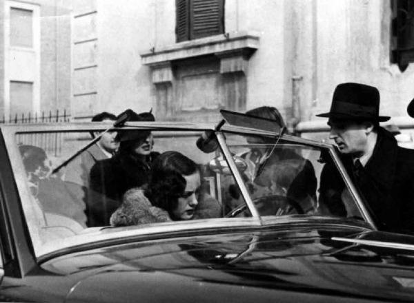Set del film "Il bazar delle idee" - Regia Marcello Albani - 1941 - Il regista Marcello Albani e l'attrice Lilian Hermann in automobile firma autografi