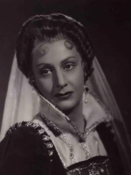 Scena del film "Beatrice Cenci" - Regia Guido Brignone - 1941 - Primo piano dell'attrice Tina Lattanzi