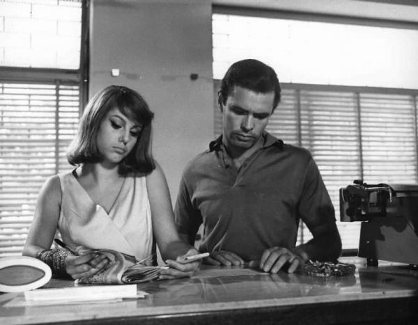 Scena del film "La bella di Lodi" - Regia Mario Missiroli - 1963 - Gli attori Stefania Sandrelli e Angel Aranda