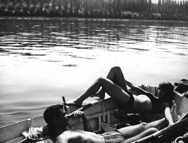 Scena del film "La bella di Lodi" - Regia Mario Missiroli - 1963 - Gli attori Stefania Sandrelli e Angel Aranda in barca al fiume