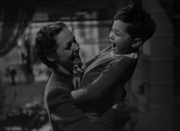 Scena del film "Bengasi" - Augusto Genina - 1942 - L'attrice Maria De Tasnady e il piccolo Pier Giorgio Heliczer