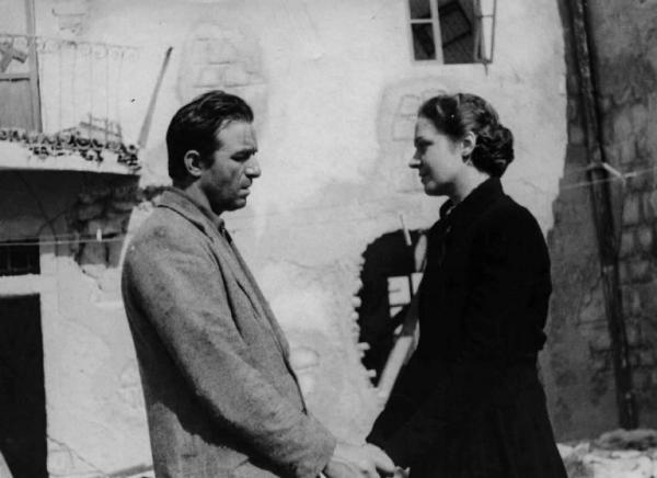 Scena del film "Bengasi" - Augusto Genina - 1942 - Gli attori Fosco Giachetti e Maria De Tasnady