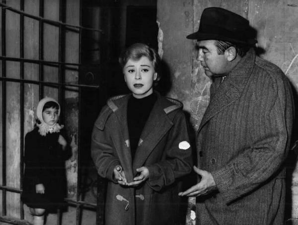 Scena del film "Il bidone" - Federico Fellini - 1955 - Gli attori Giulietta Masina, Broderick Crawford e una bambina