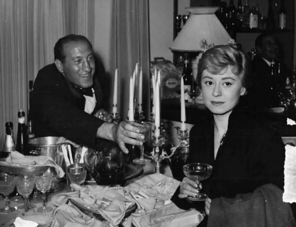 Scena del film "Il bidone" - Federico Fellini - 1955 - Gli attori Vince Barbi e Giulietta Masina a tavola al ristorante