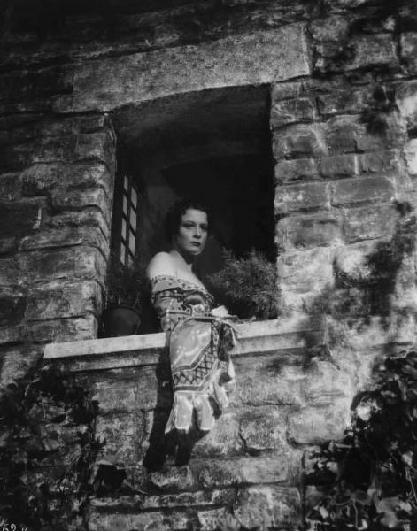 Scena del film "Boccaccio" - Marcello Albani - 1940 - Un'attrice non identificata alla finestra