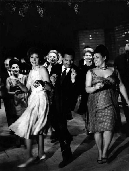 Scena del film "Il boom" - Vittorio De Sica - 1963 - Gli attori Gianna Maria Canale e Alberto Sordi ballano con attori non identificati