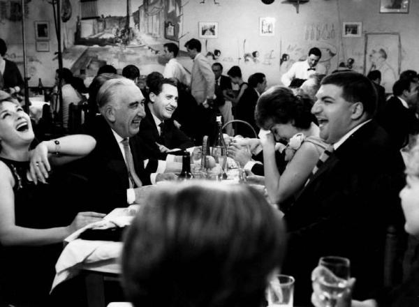 Scena del film "Il boom" - Vittorio De Sica - 1963 - Gli attori Gianna Maria Canale e Alberto Sordi a tavola al ristorante con attori non identificati