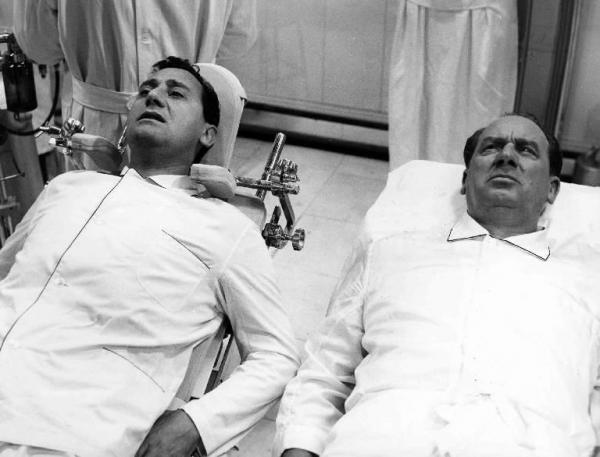 Scena del film "Il boom" - Vittorio De Sica - 1963 - Gli attori Alberto Sordi ed Ettore Geri sui lettini nella sala operatoria dell'ospedale