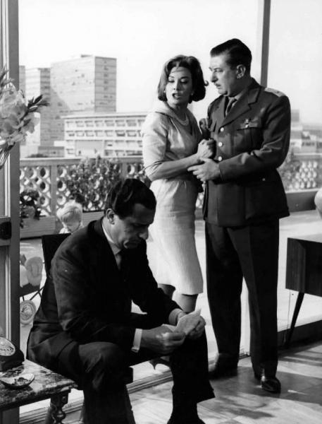 Scena del film "Il boom" - Vittorio De Sica - 1963 - Gli attori Alberto Sordi, Gianna Maria Canale e Federico Giordano in divisa militare