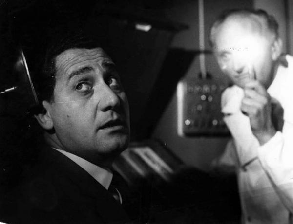 Scena del film "Il boom" - Vittorio De Sica - 1963 - Gli attori Alberto Sordi e Franco Abbina, in veste di oculista