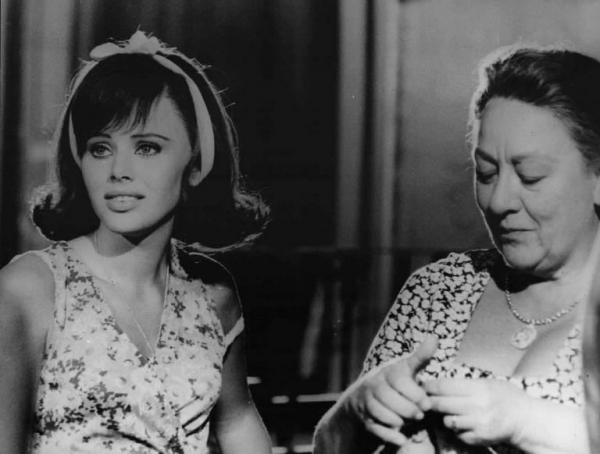Scena del film "Caccia alla volpe" - Vittorio De Sica - 1966 - L'attrice Britt Ekland e un'attrice non identificata