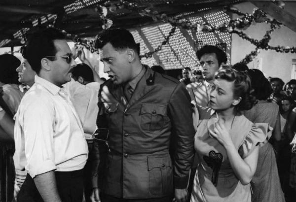 Scena del film "Cameriera bella presenza offresi..." - Giorgio Pàstina - 1951 - Gli attori Alberto Sordi e Giulietta Masina