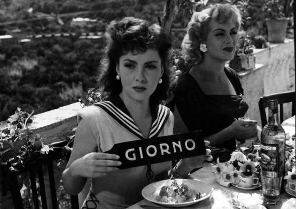 Scena del film "Campane a martello" - Luigi Zampa - 1949 - Le attrici Gina Lollobrigida e Yvonne Sanson a tavola