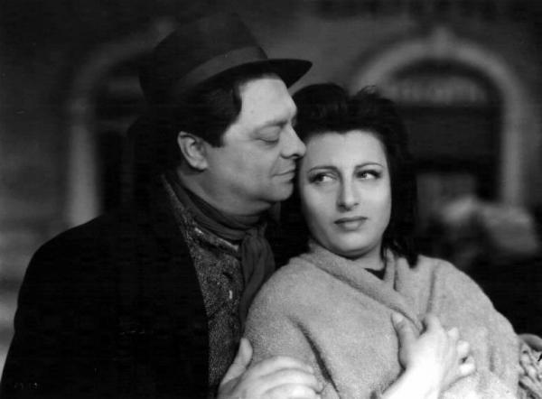 Scena del film "Campo de' Fiori" - Mario Bonnard - 1943 - Gli attori Aldo Fabrizi e Anna Magnani