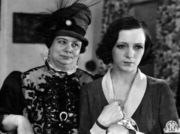 Scena del film "La canzone dell'amore" - Gennaro Righelli - 1930 - Le attrici Olga Capri e Dria Paola
