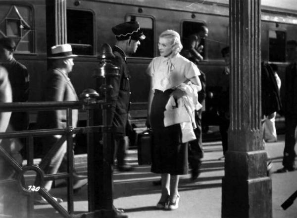 Scena del film "La canzone del sole" - Max Neufeld - 1933 - L'attrice Liliana Deitz alla stazione ferroviaria
