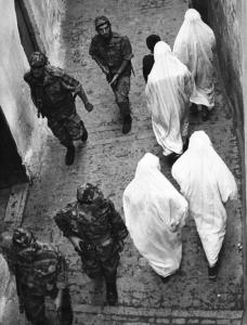 Scena del film "La battaglia di Algeri" - Regia Gillo Pontecorvo - 1966 - Soldati in divisa militare accanto a donne che indossano il burqa