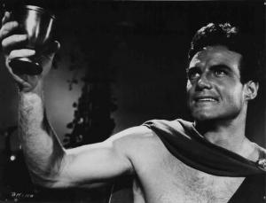 Scena del film "La battaglia di Maratona" - Regia Bruno Vailati - 1959 - L'attore Steve Reeves alza un calice