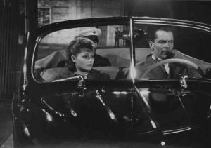 Scena del film "Batticuore" - Regia Mario Camerini - 1939 - L'attore John Lodge e un'attrice non identificata in automobile