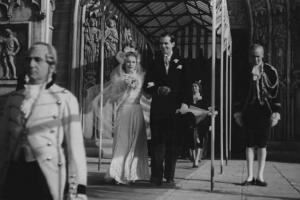 Scena del film "Batticuore" - Regia Mario Camerini - 1939 - Gli attori Assia Noris, in abito da sposa, e John Lodge all'uscita della chiesa per il matrimonio