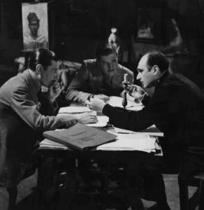 Set del film "Il bazar delle idee" - Regia Marcello Albani - 1941 - Il regista Marcello Albani da indicazioni agli attori Giuseppe Porelli e Claudio Gora