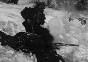 Scena del film "Beatrice Cenci" - Regia Guido Brignone - 1941 - Attori non identificati che impugnano fucili sulla neve