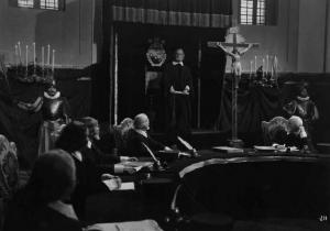 Scena del film "Beatrice Cenci" - Regia Guido Brignone - 1941 - Attori non identificati in tonaca ecclsiastica attorno a un crocefisso