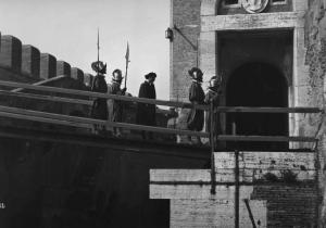 Scena del film "Beatrice Cenci" - Regia Guido Brignone - 1941 - Attori non identificati in armatura sul ponte del castello