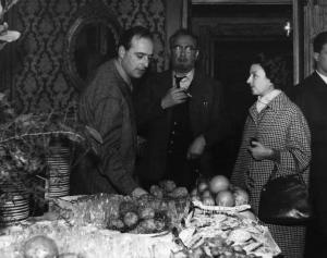 Set del film "Il bell'Antonio" - Regia Mauro Bolognini - 1960 - Il regista Mauro Bolognini con gli attori Pierre Brasseur e Rina Morelli a un buffet
