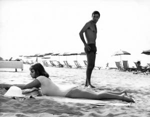 Scena del film "La bella di Lodi" - Regia Mario Missiroli - 1963 - Gli attori Stefania Sandrelli e Angel Aranda in spiaggia