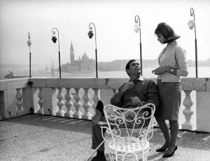 Scena del film "La bella di Lodi" - Regia Mario Missiroli - 1963 - Gli attori Stefania Sandrelli e Angel Aranda su una terrazza