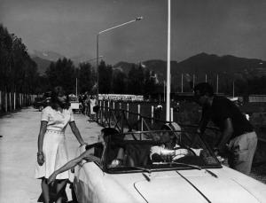 Scena del film "La bella di Lodi" - Regia Mario Missiroli - 1963 - Gli attori Stefania Sandrelli e Angel Aranda accanto a un'automobile con attori non identificati