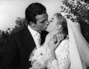 Scena del film "Belle ma povere" - Regia Dino Risi - 1957 - Gli attori Maurizio Arena e Alessandra Panaro sposi si danno un bacio