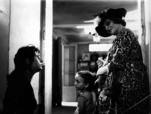 Scena del film "Bellissima" - Luchino Visconti - 1951 - Gli attori Anna Magnani, la piccola Tina Apicella e un'attrice non identificata