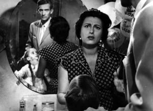 Scena del film "Bellissima" - Luchino Visconti - 1951 - Gli attori Anna Magnani, la piccola Tina Apicella e Walter Chiari