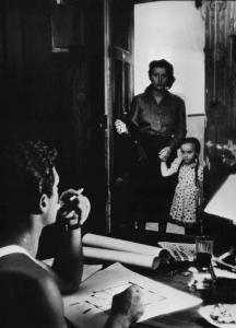Scena del film "Bellissima" - Luchino Visconti - 1951 - Gli attori Anna Magnani, la piccola Tina Apicella e un'attore non identificato
