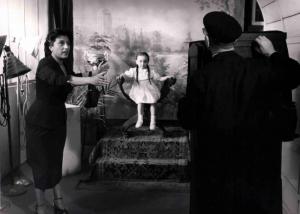 Scena del film "Bellissima" - Luchino Visconti - 1951 - Gli attori Anna Magnani e la piccola Tina Apicella in posa davanti a un fotografo