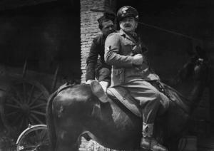 Scena del film "Benvenuto, reverendo!" - Aldo Fabrizi - 1949 - L'attore Aldo Fabrizi su un cavallo con un attore non identificato in divisa