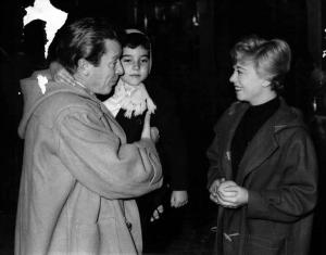 Scena del film "Il bidone" - Federico Fellini - 1955 - Gli attori Richard Basehart, con una bambina in braccio, e Giulietta Masina