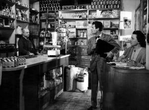 Scena del film "Il bigamo" - Luciano Emmer - 1956 - L'attore Marcello Mastroianni e due attori non identificati in un drogheria