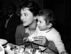 Scena del film "Il bigamo" - Luciano Emmer - 1956 - L'attrice Giovanna Ralli con un bambino in braccio