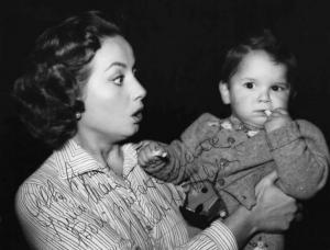 Scena del film "Il bigamo" - Luciano Emmer - 1956 - L'attrice Marisa Merlini con un bambino in braccio