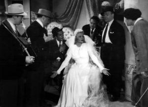 Scena del film "Bionda sotto chiave" - Camillo Mastrocinque - 1939 - Gli attori Enrico Viarisio, Vivi Gioi, in abito da sposa, e attori non identificati